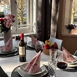 Uferresidenz - Stilvoller Altbau-charme Mit Balkon, Wasserblick Und Platz Fuer Ganze Familie 아파트