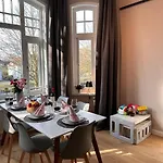 아파트 Uferresidenz - Stilvoller Altbau-charme Mit Balkon, Wasserblick Und Platz Fuer Ganze Familie *