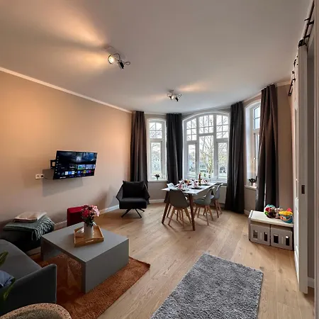 아파트 Uferresidenz - Stilvoller Altbau-charme Mit Balkon, Wasserblick Und Platz Fuer Ganze Familie