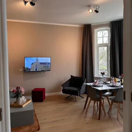 Uferresidenz - Stilvoller Altbau-charme Mit Balkon, Wasserblick Und Platz Fuer Ganze Familie Apartmán