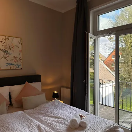 Uferresidenz - Stilvoller Altbau-charme Mit Balkon, Wasserblick Und Platz Fuer Ganze Familie Apartmán Oldenburg