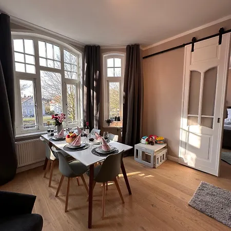 Uferresidenz - Stilvoller Altbau-charme Mit Balkon, Wasserblick Und Platz Fuer Ganze Familie Apartmán *